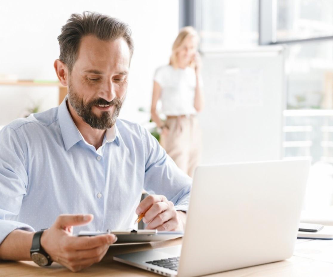 Gemeinsames Arbeiten an SEO-Projekten im Schulungsraum
