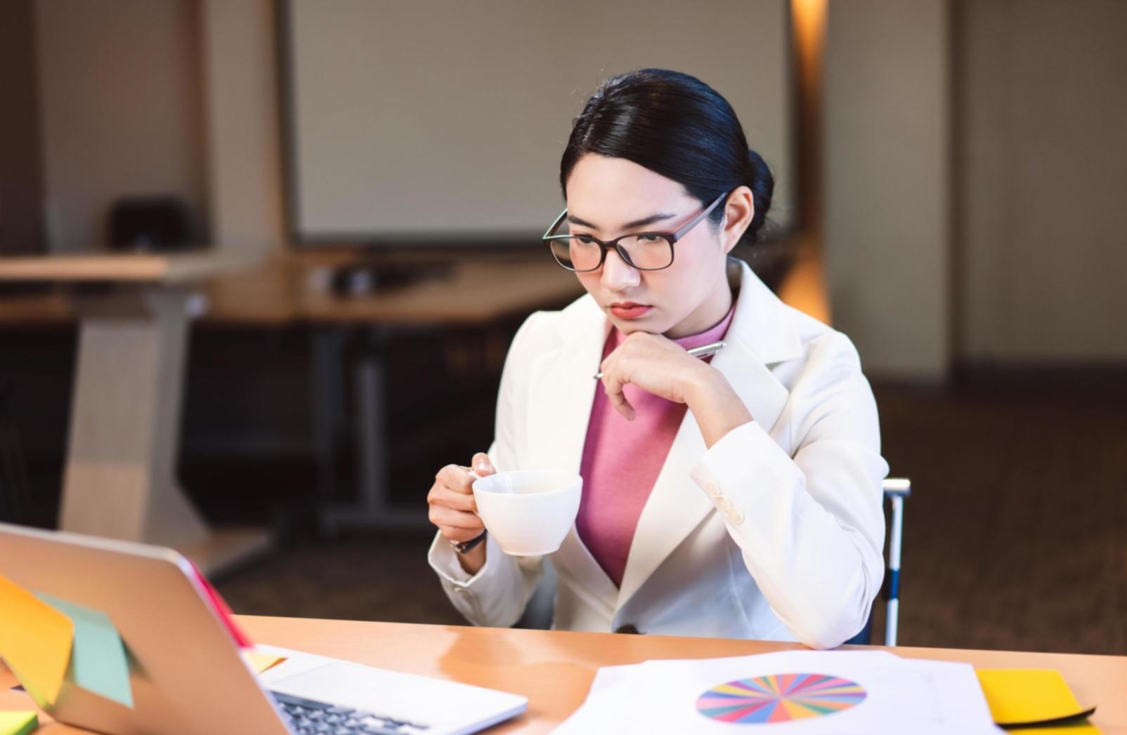 Dozent erklärt technische SEO-Konzepte am Bildschirm